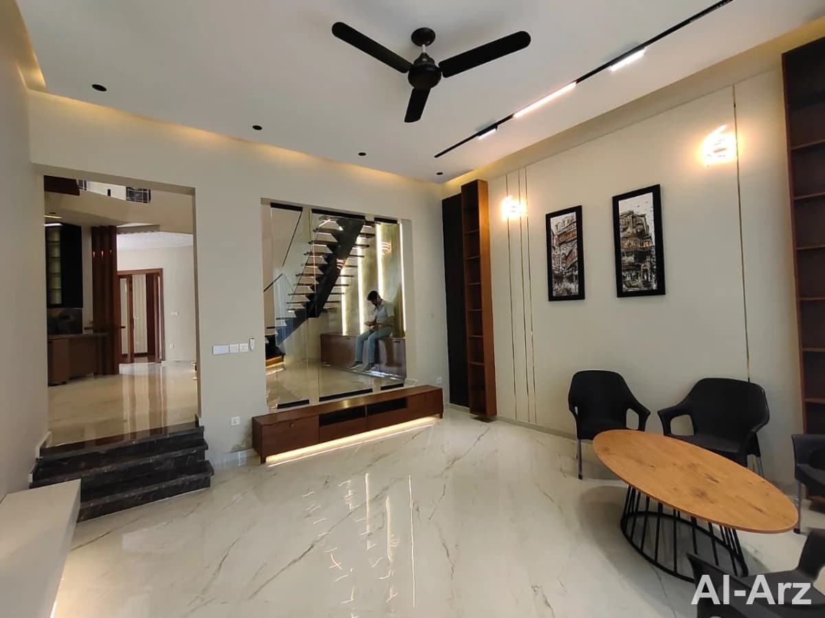 Modern 10 marla house for sale — image 9